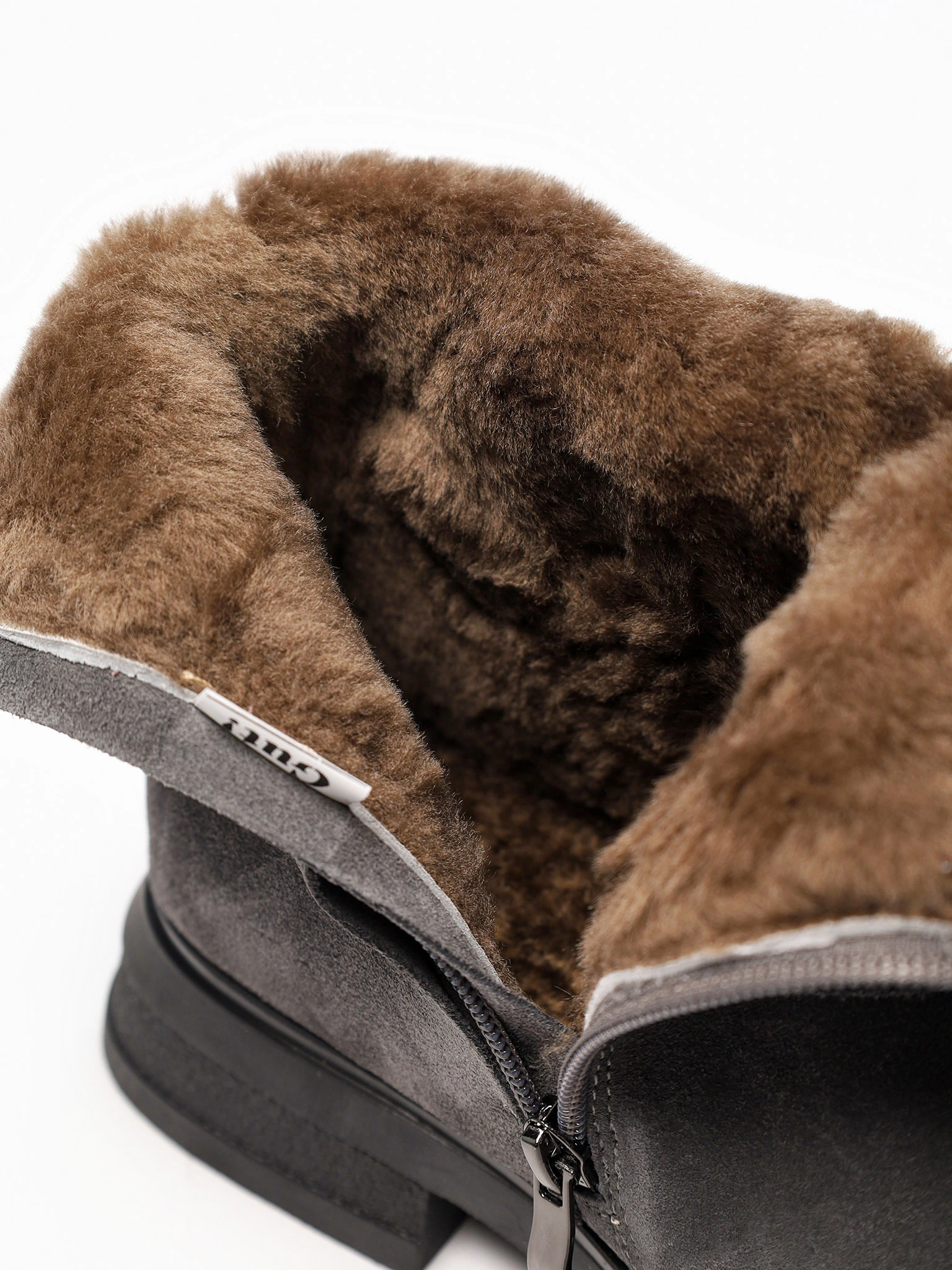 Ботинки серого цвета на среднем широком каблуке